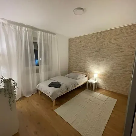 Mit 3 Betten Und Kostenlosem Parkplatz *